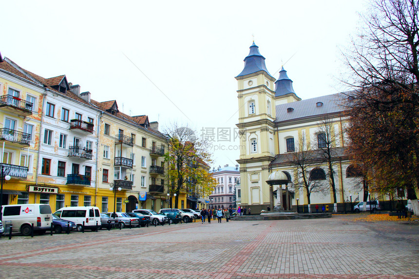 汽车伊万诺弗兰基夫斯克全景街道和广场伊万诺弗兰基夫斯克街道和广场旅游城市的图片