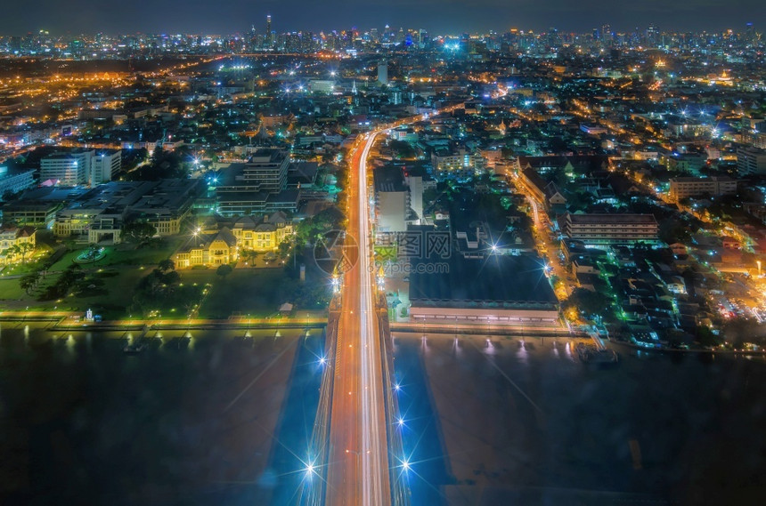 BirdrsqoposEyeViewRama8桥的景观视图沿着直通城市的公路沿风景建造拉马第八桥夜间风景期的企业地标旅行曼谷图片