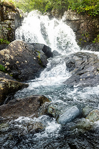 级联结石景观河流水在岩石中的快速流动沿河出行流着图片