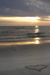 美丽海岸线日落滩上的爱图片