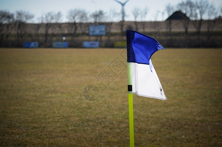 蓝白两色目标户外足球场上的蓝旗和白角帜色的背景