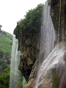 高加索瀑布7连串的高加索瀑布季节走液体图片