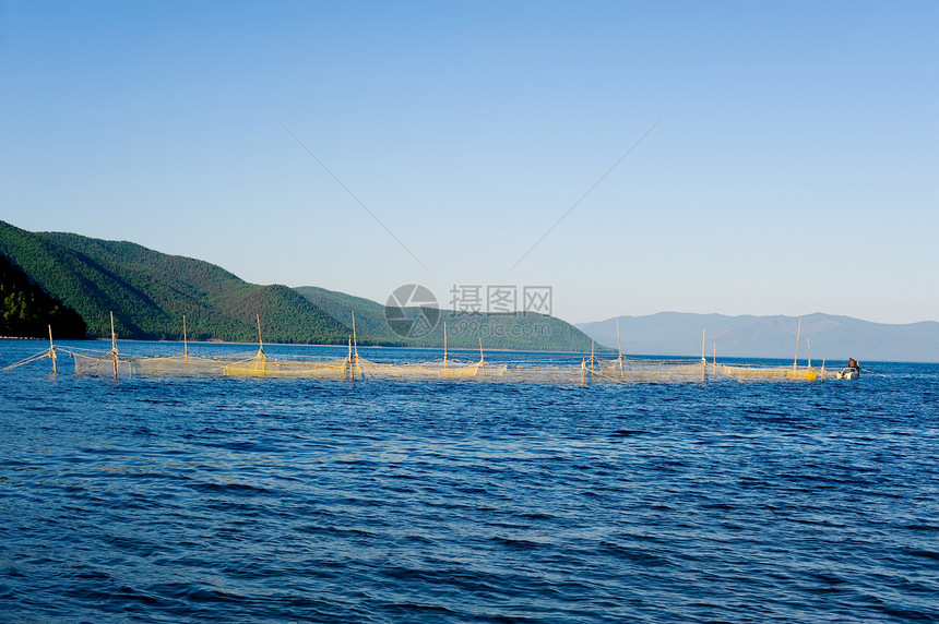 海浪自然为了在湖岸附近一条捕网钓鱼图片