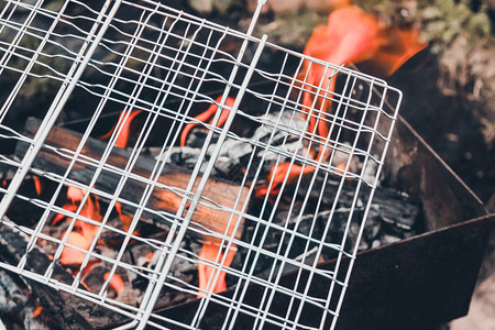 明火木炭上的金属烤架图片