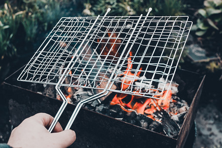 木炭明火上的金属烤架图片