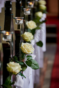 杂交种在教堂举行婚礼的鲜花装饰瓶玻璃图片