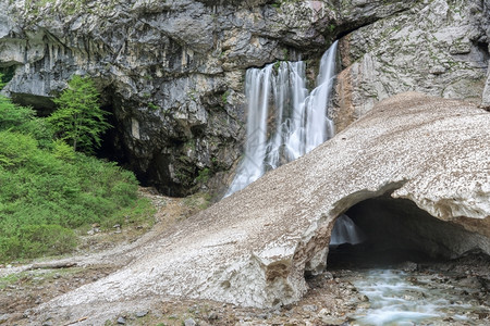 天阿布哈兹森林的盖格斯基瀑布岩石公园图片