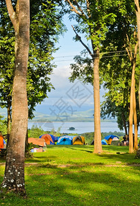 湖边露营帐篷图片