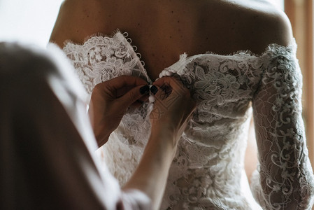 新娘穿婚纱特写图片