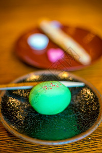 在一家日本茶馆里传统的京都式甜点豆绿色文化图片