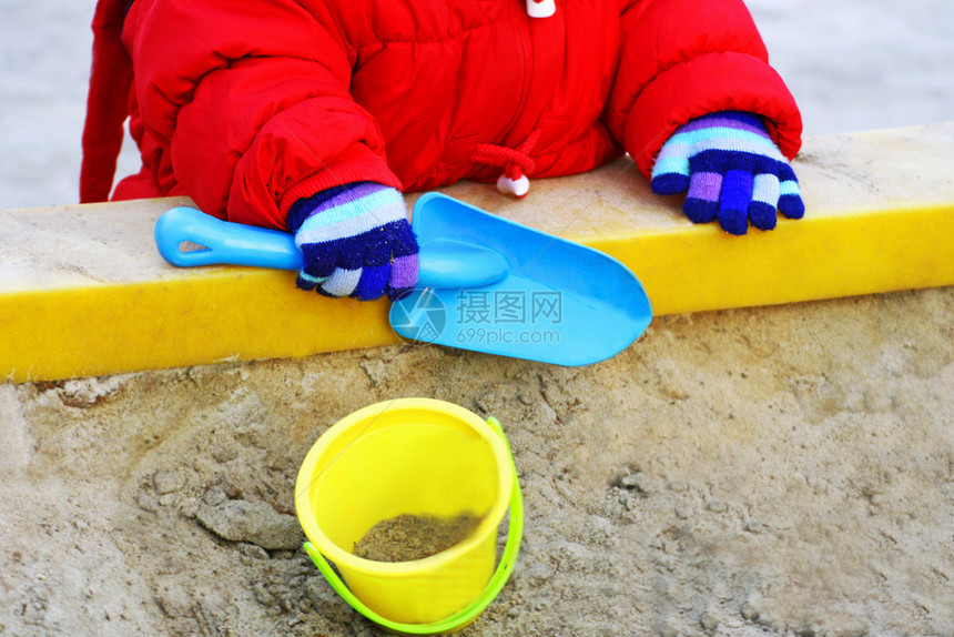 玩沙土游戏的小孩图片