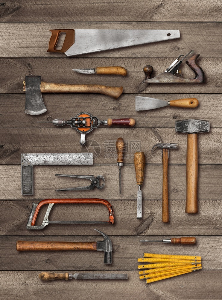 旧木匠DIY手工具使用风化木板背景软落影阴的老木匠手工具灰色的柔软目图片