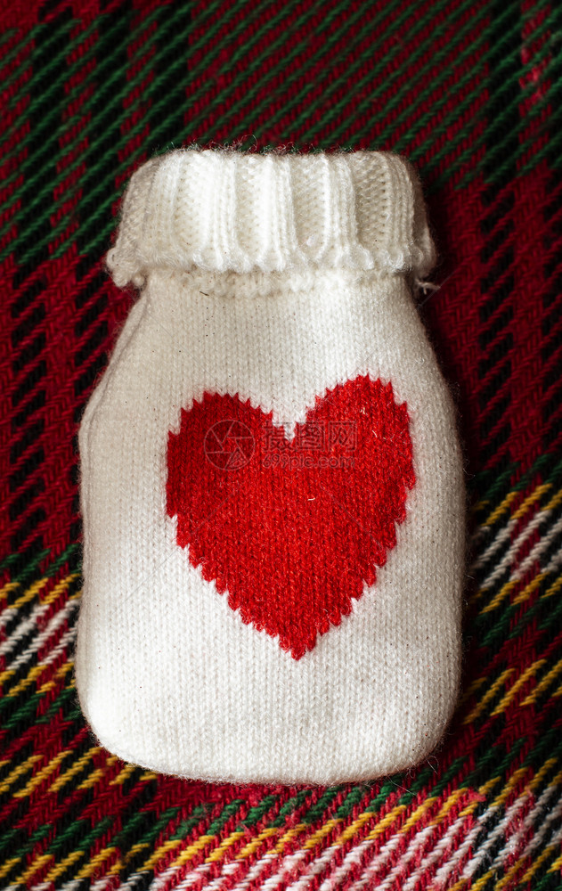 温暖的冬季寒冷天时间概念羊身上的心脏形状放在冬羊毛织毯子上的暖和热水充气袋上健康疾病图片
