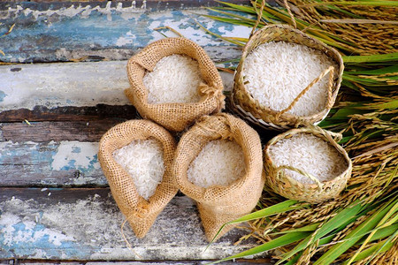 自然生的近距离稻谷和木本底种黄米和一篮子谷物中的大米越南语图片