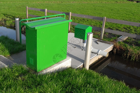 荷兰斯帕肯堡一个沟渠中的排水泵站堰走道液压图片