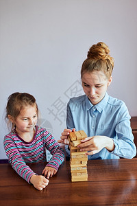 在家玩积木的女孩图片