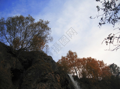 北高加索的蜜蜂瀑布旅行秋天自然悬崖户外图片