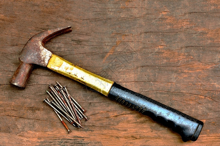 圣锤和钉子在木制桌上材工具使固定图片