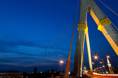 构造泰国交通夜空的黑暗中桥和道路明亮的灯光和车开着图片