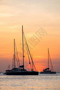 日落时海上帆船停靠的轮椅游艇户外夏天图片