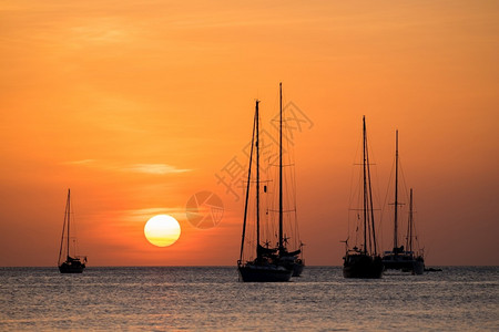 航海的日落时上帆船停靠的轮椅假期天际线图片