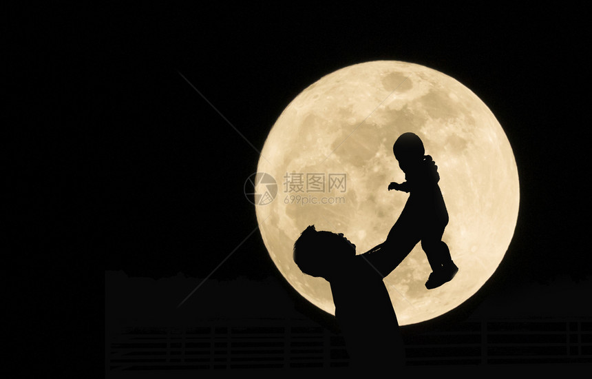 投掷为人父母亲有乐趣在空气中呕吐孩子满月背景复制空间旅行图片