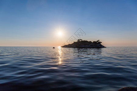 旅行日出运动海面落岛屿和低太阳日落图片