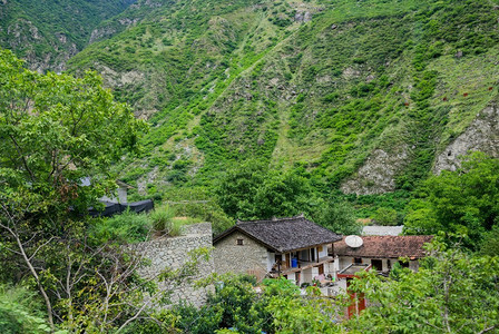 山坡在云中躺着青绿的阴锥被迷雾笼罩在景色风中自然爬坡道村庄图片