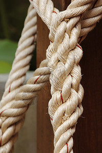 泰国老的黑色与电线杆捆绑白色大绳索图片