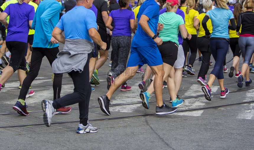 城市的行动马拉松在城市公路上赛跑鞋图片