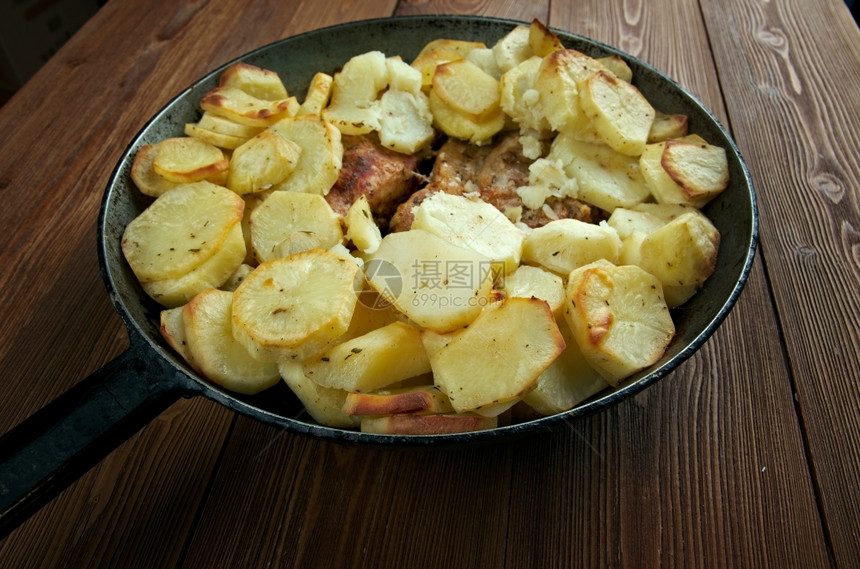 烤肉排配土豆图片