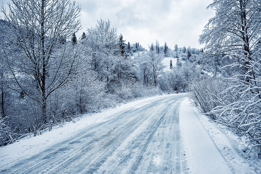 蒙道路是山上雪覆盖的树木之一冬季风景旅行之路的概念是山上雪覆盖的树木之一在山上场景圣诞节图片