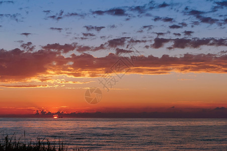 景观金的海上日落岸出上落红色的图片
