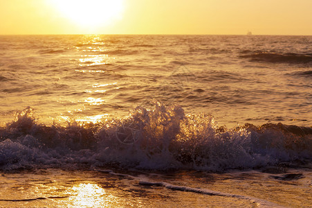 海上日落岸出上落美丽的场景水图片