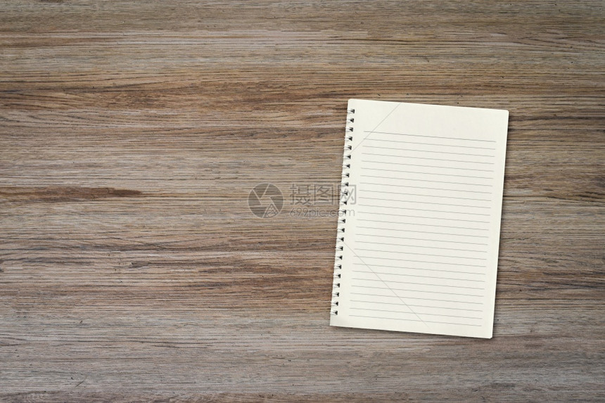 床单原木桌背景的空白笔记本板复制空间木信息图片