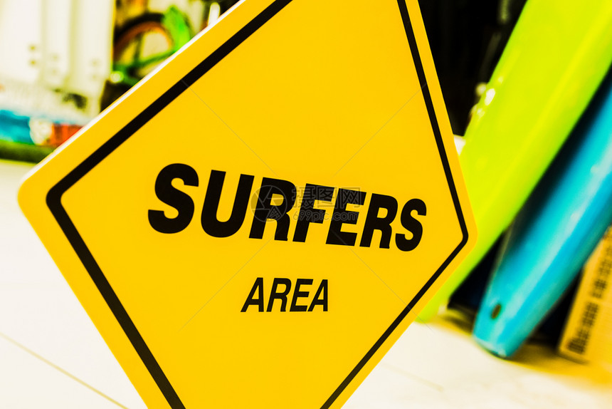一个黄色标志上面有文字的Surfers区域海滨复古的老图片