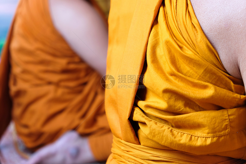 僧乌汶佛教和尚的黄袍佛教和尚的紧贴寺庙图片