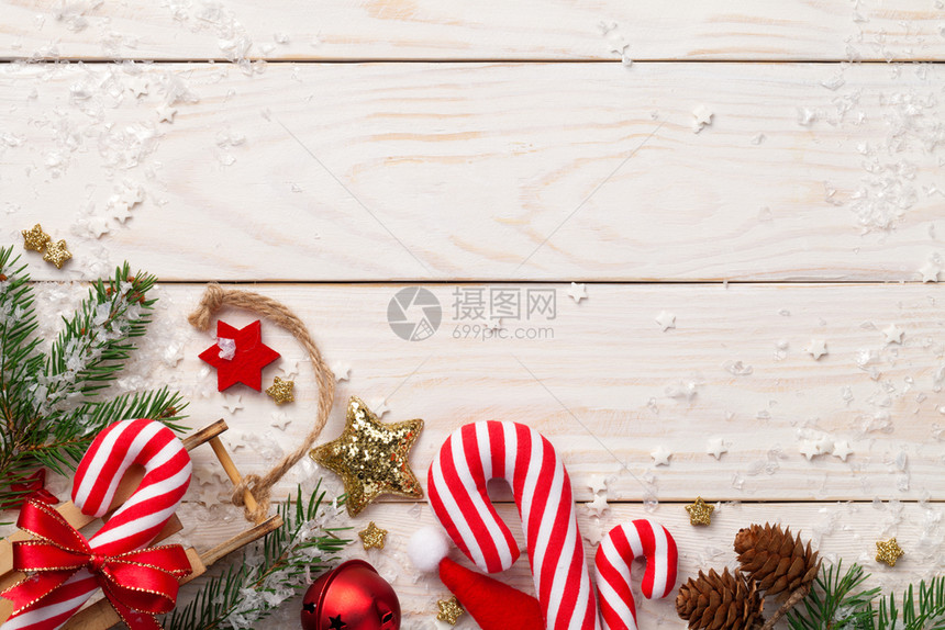 圣诞装饰木背景上的圣诞品复制空间白色的卡片条款图片