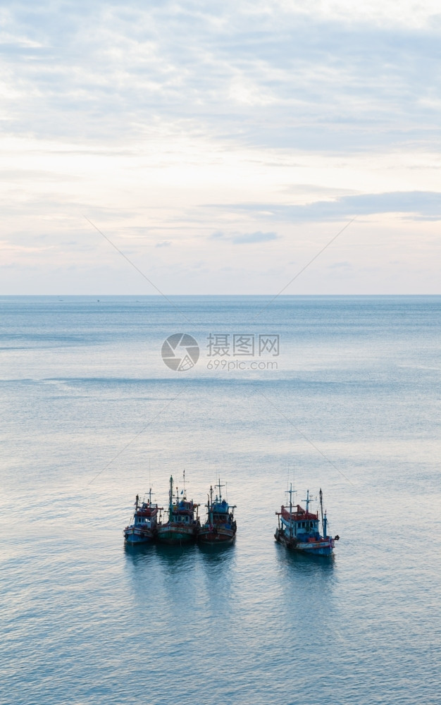 鱼海中渔船在清晨平静的海浪中天空开始于清晨云血管图片
