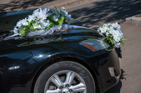 汽车婚礼当天装饰着鲜花的机器时尚户外图片