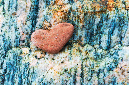 红色石头心深背景上的心形石头深色背景上的心形石头红色心制作水抽象的图片