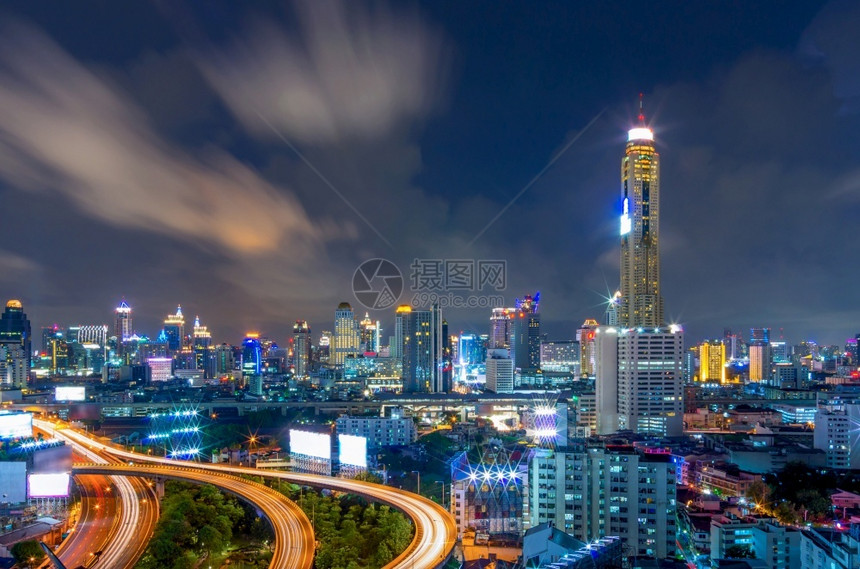 住宅曼谷市郊交通在黄昏曼谷中心商业区的高速公路上行驶在曼谷交通中暮泰国图片