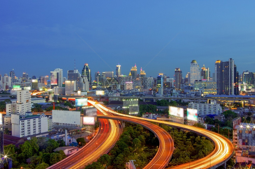 夜晚表示高的曼谷市郊交通在黄昏曼谷中心商业区的高速公路上行驶在曼谷交通中图片