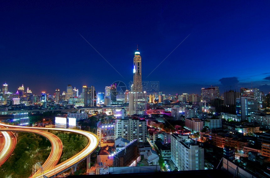 摩天大楼泰国曼谷市郊交通在黄昏曼谷中心商业区的高速公路上行驶在曼谷交通中夜晚图片