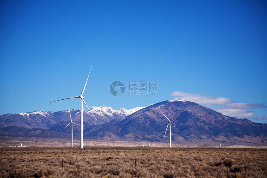 早上在山前的电磨厂田里在山脉前面克拉夫琴科涡轮绿色图片