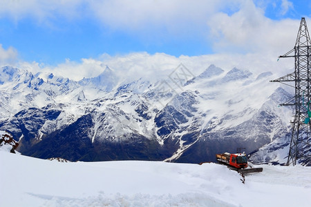 俄罗斯高加索山区冬季风景有雪花机冬天自然背景图片