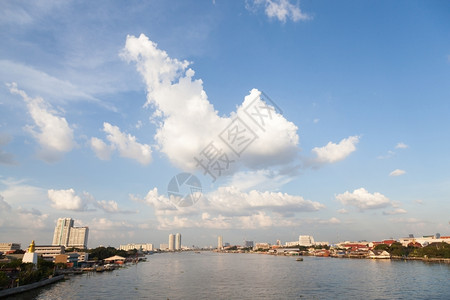 水城市披耶ChaoPhraya河附近有建筑物和摩天大楼在白空晴朗图片