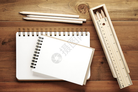 空白纸条书本笔记木材背景上的标尺和铅笔盒带有文本复制空间的模板软垫办公室为了背景图片