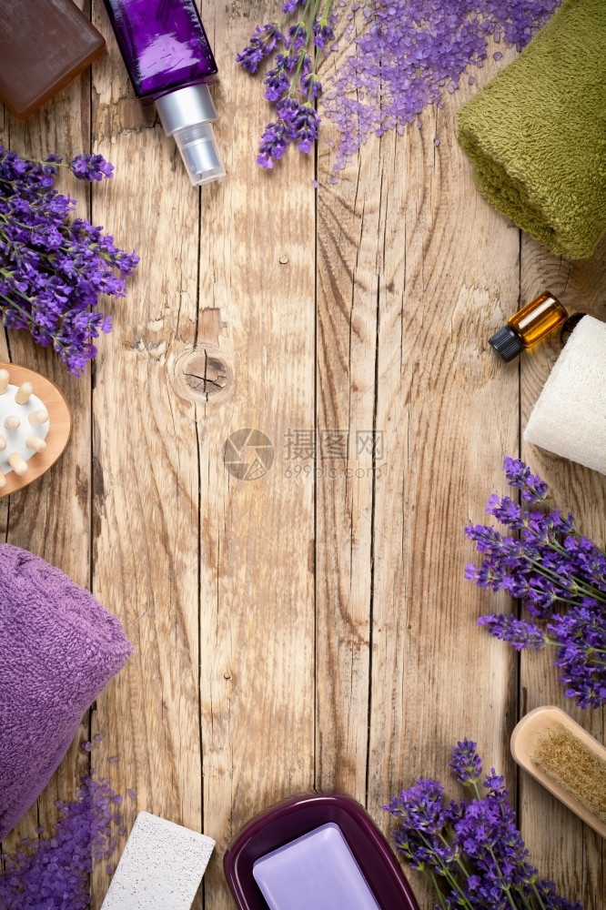 薰衣草木制桌上的淡紫色健康产品复制空间毛巾油图片