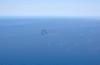 蓝色的晴天七月7在西班牙巴利阿里群岛马洛尔卡和巴利阿里群岛的两艘远处有船的蓝地中海景图片